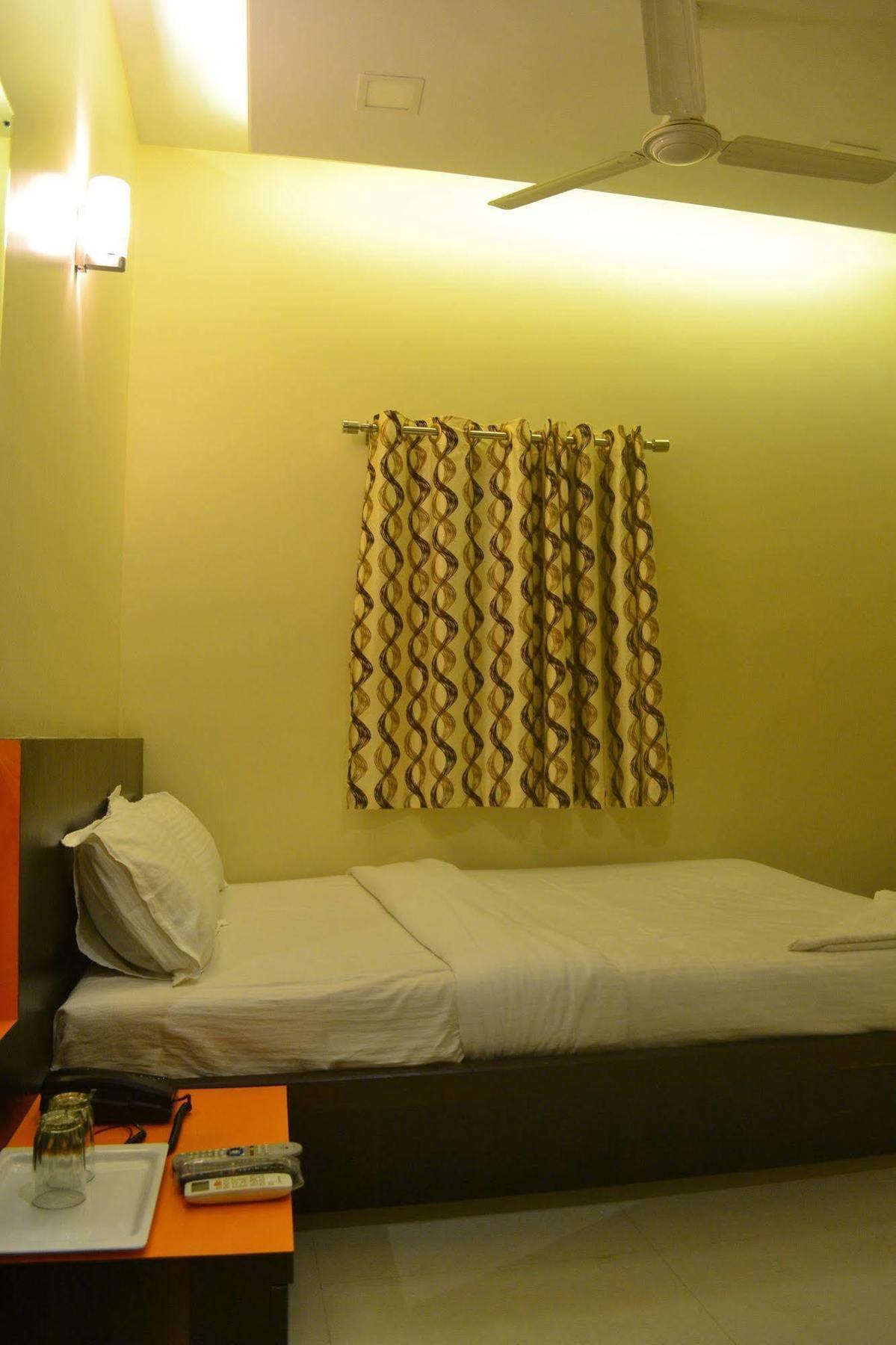 Airport Metro Hotel Mumbai Eksteriør bilde